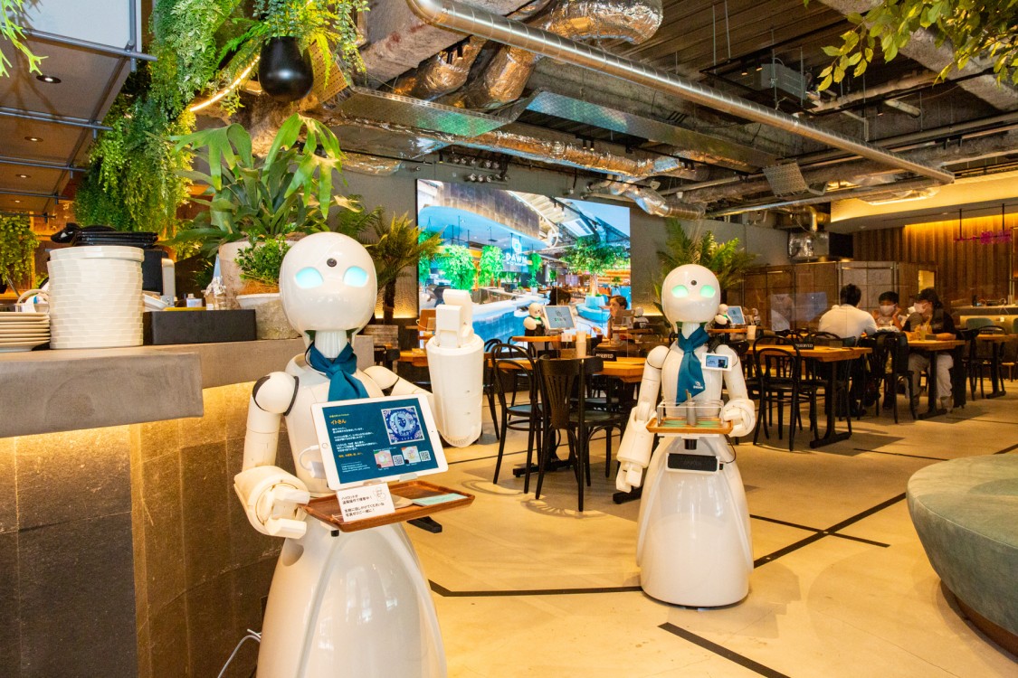 Cafetería contrata a personas con parálisis mediante robots camareros