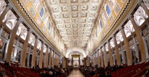 Interior de la Basílica de Santa María la Mayor, donde reposan los restos de siete Papas y otras figuras históricas. Un lugar sagrado que ahora también será el último descanso del papa Francisco.
