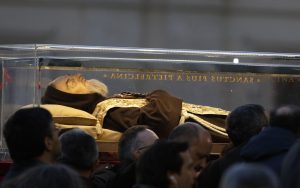 rna de cristal con los restos de San Pío V, uno de los Papas sepultados en la Basílica de Santa María la Mayor. Su cuerpo, preservado desde el siglo XVI, es uno de los más visitados por los fieles.