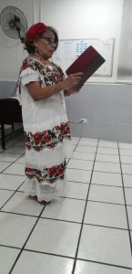A sus casi 66 años, la señora Isabel Poot Concha se graduó como Licenciada en Derecho Penal