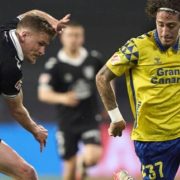 Terrible lesión de futbolista en pleno partido impacta a todos