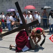 Tradicional Viacrusis de la Col. Los Reyes de Mérida conmovió a cientos de personas este Viernes Santo