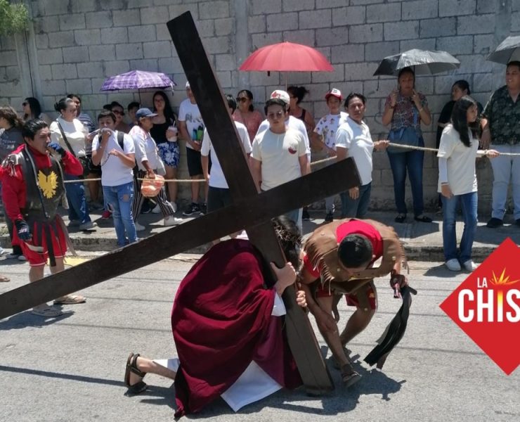 Tradicional Viacrusis de la Col. Los Reyes de Mérida conmovió a cientos de personas este Viernes Santo