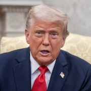 Trump arremete contra Harvard