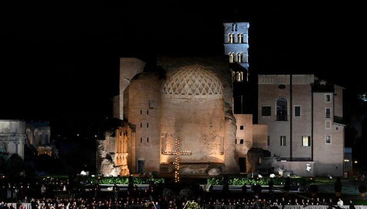 Un Vía Crucis que interpela: el camino de Jesús recorre nuestras propias calles