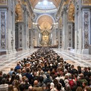 alta participación de fieles y cardenales marca el inicio del proceso de sucesión tras la muerte del papa Francisco