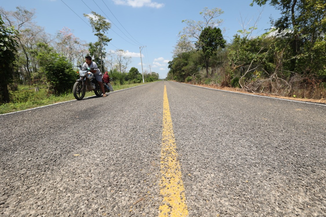 camino de acceso con pavimento asfáltico