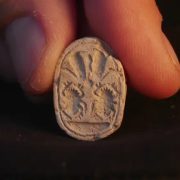 Niña descubrió por accidente un antiguo amuleto histórico