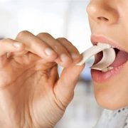 Crean un chicle antiviral que podría cambiarlo todo