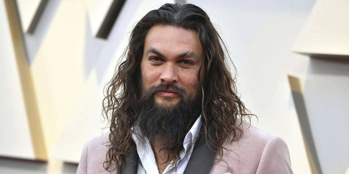 ¿Por qué Jason Momoa genera controversia con estas posturas?