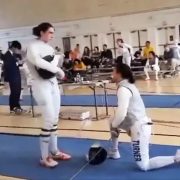 Polémica en la esgrima. Chica se rinde frente a una rival transgénero