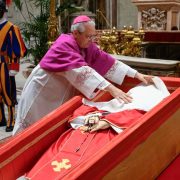 el mes con más muertes papales