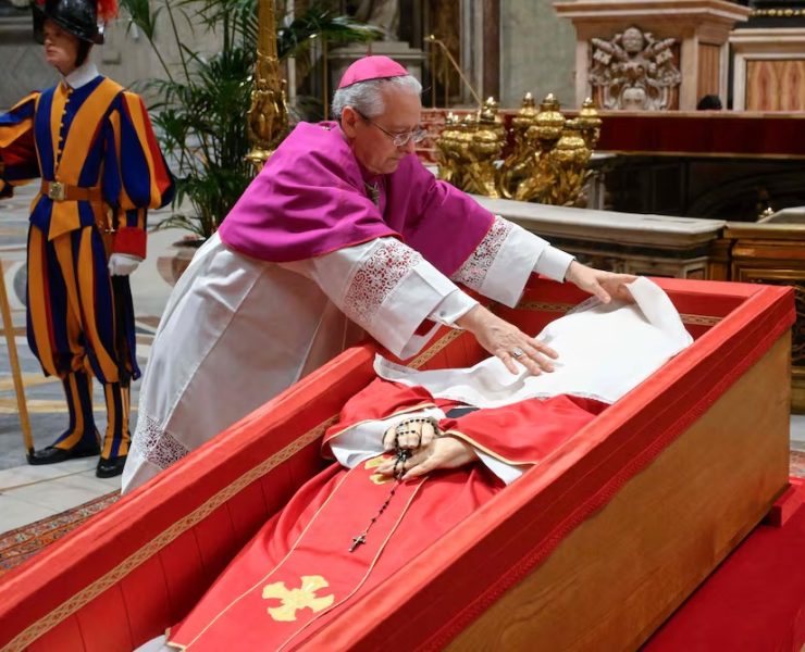 el mes con más muertes papales