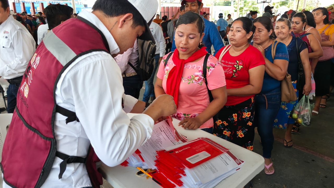 entrega de 200 tarjetas bancarias