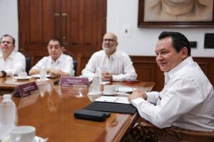 El Gobernador Joaquín Díaz Mena encabezó esta mañana una reunión con representantes de Banco Santander