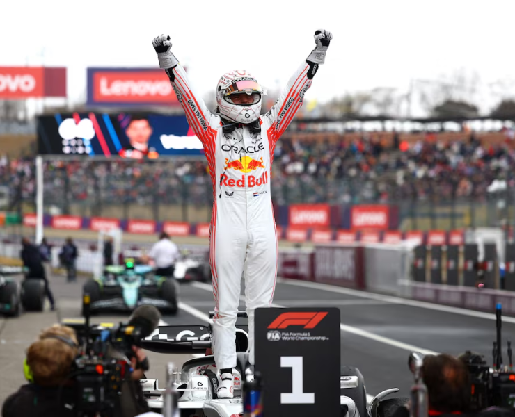 Verstappen recuerda a su excompañero Checo Pérez