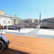 El Papa Francisco saludó por sorpresa a los fieles tras la santa misa del domingo 6 de abril