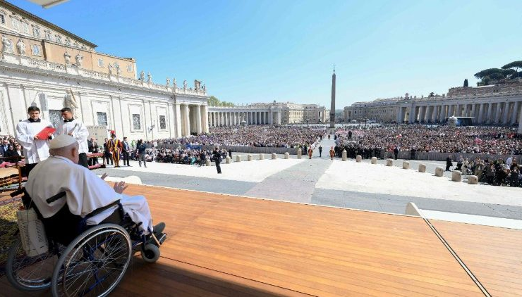 El Papa Francisco saludó por sorpresa a los fieles tras la santa misa del domingo 6 de abril