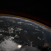 Así se ve la Tierra en reversa desde el espacio