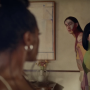 escena de “Somebody That I Used to Know” en Anxiety