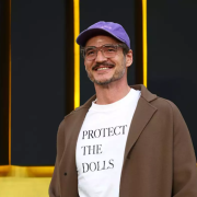 significado de la camiseta “Protect the Dolls”