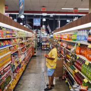 Baja la confianza del consumidor en EE. UU