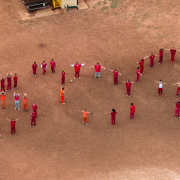 Migrantes hacen señal de SOS en Texas