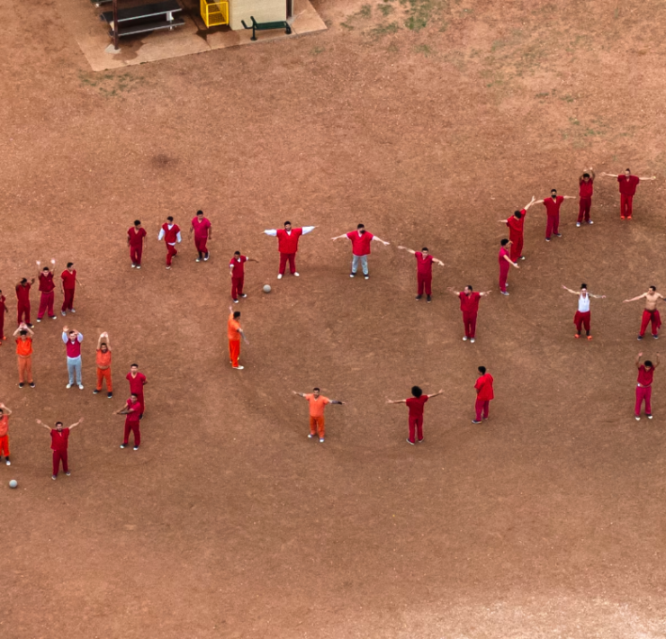 Migrantes hacen señal de SOS en Texas
