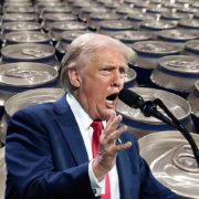 Donald Trump aplica arancel del 25% a la cerveza enlatada