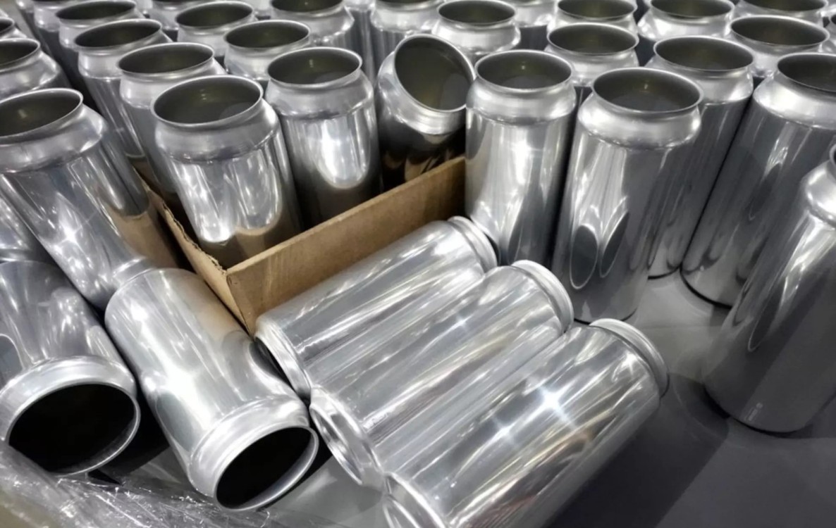 Aranceles a cerveza enlatada y latas de aluminio vacías