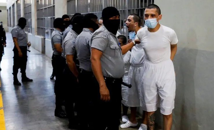 EE.UU. frena deportación de venezolanos por ley de tiempos de guerra