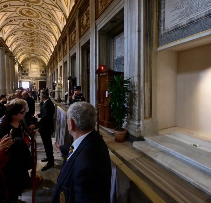 imágenes de la tumba del Papa Francisco