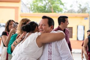 El Gobernador Joaquín Díaz Mena convivió con las mamás de Dzityá y San José Tzal durante un emotivo festejo lleno de música, regalos y sonrisas.
