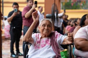 “Doña Clodo” llenó de risas y buen humor el festejo para las mamás de Dzityá y San José Tzal, arrancando aplausos y carcajadas del público.