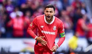 En la segunda mitad, Alexis Vega, fue un total peligro en la ofensiva del Toluca, asociándose de gran manera con Paulinho.