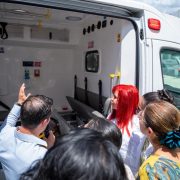 Gobernadora de Campeche saluda con sombrero ajeno