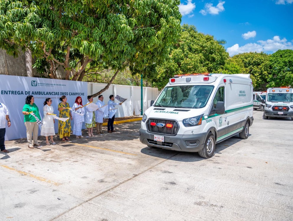 Gobernadora de Campeche saluda con sombrero ajeno