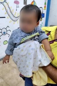 La Agencia Estatal de Investigaciones rastrea a una mujer que abandonó a una bebé en un puesto de hot dogs