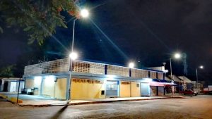 Personal instala nueva iluminación y realiza trabajos de pintura en áreas comunes para modernizar y reforzar la seguridad en los mercados de Mérida.