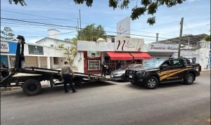 El automóvil fue remolcado con los sospechosos a bordo hasta la Secretaría de Seguridad Pública tras negarse a colaborar.