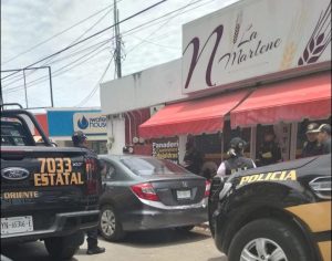 Agentes de la PEI rodean el vehículo en Brisas donde fueron detenidos tres presuntos narcos durante un operativo sorpresa.