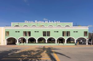 Turistas disfrutan de las playas de Yucatán, mientras cae la ocupación hotelera en Mérida, reflejando un cambio en las preferencias de viaje.