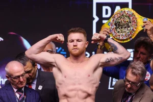 Canelo Álvarez levanta los puños durante el entrenamiento oficial, listo para su histórica pelea contra William Scull en Riad.