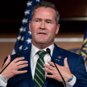 Renuncia asesor de Seguridad Nacional de Donald Trump