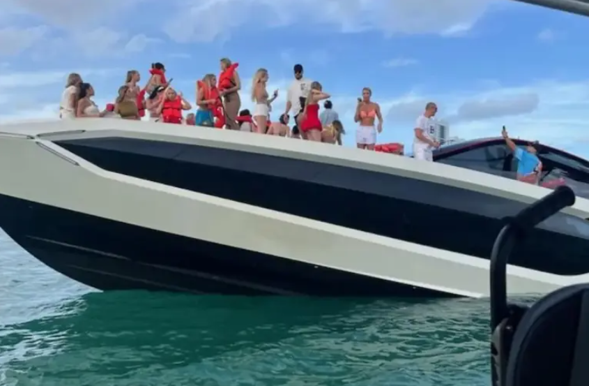 Yate de lujo se hunde en Miami: ¡Drama viral!