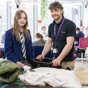 Adolescente inventa una manta solar que salva vidas