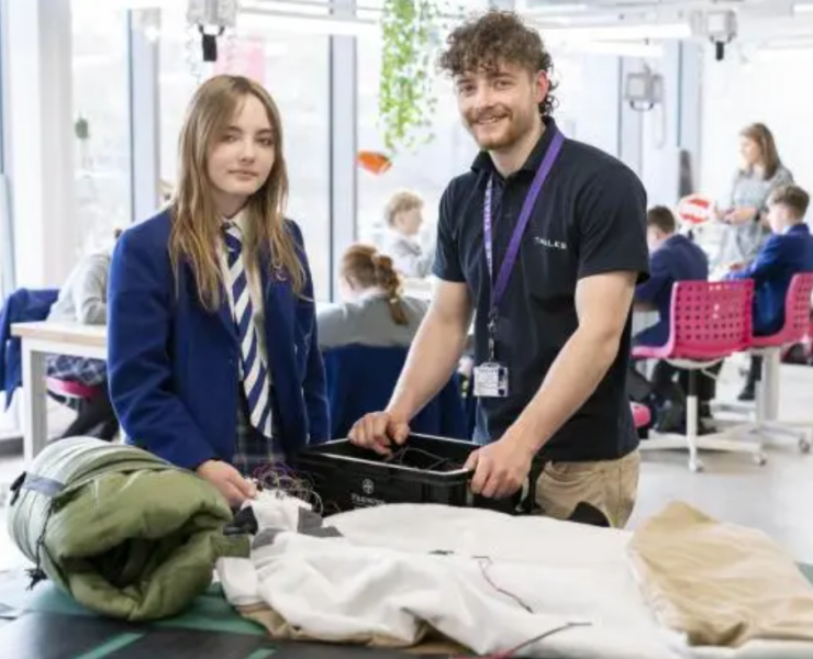 Adolescente inventa una manta solar que salva vidas