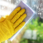 ¡Descubre la mezcla casera para limpiar vidrios que dejará tus ventanas como nuevas!