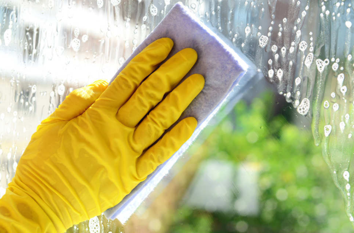 ¡Descubre la mezcla casera para limpiar vidrios que dejará tus ventanas como nuevas!