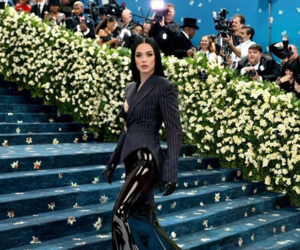 The viral images that confused fans